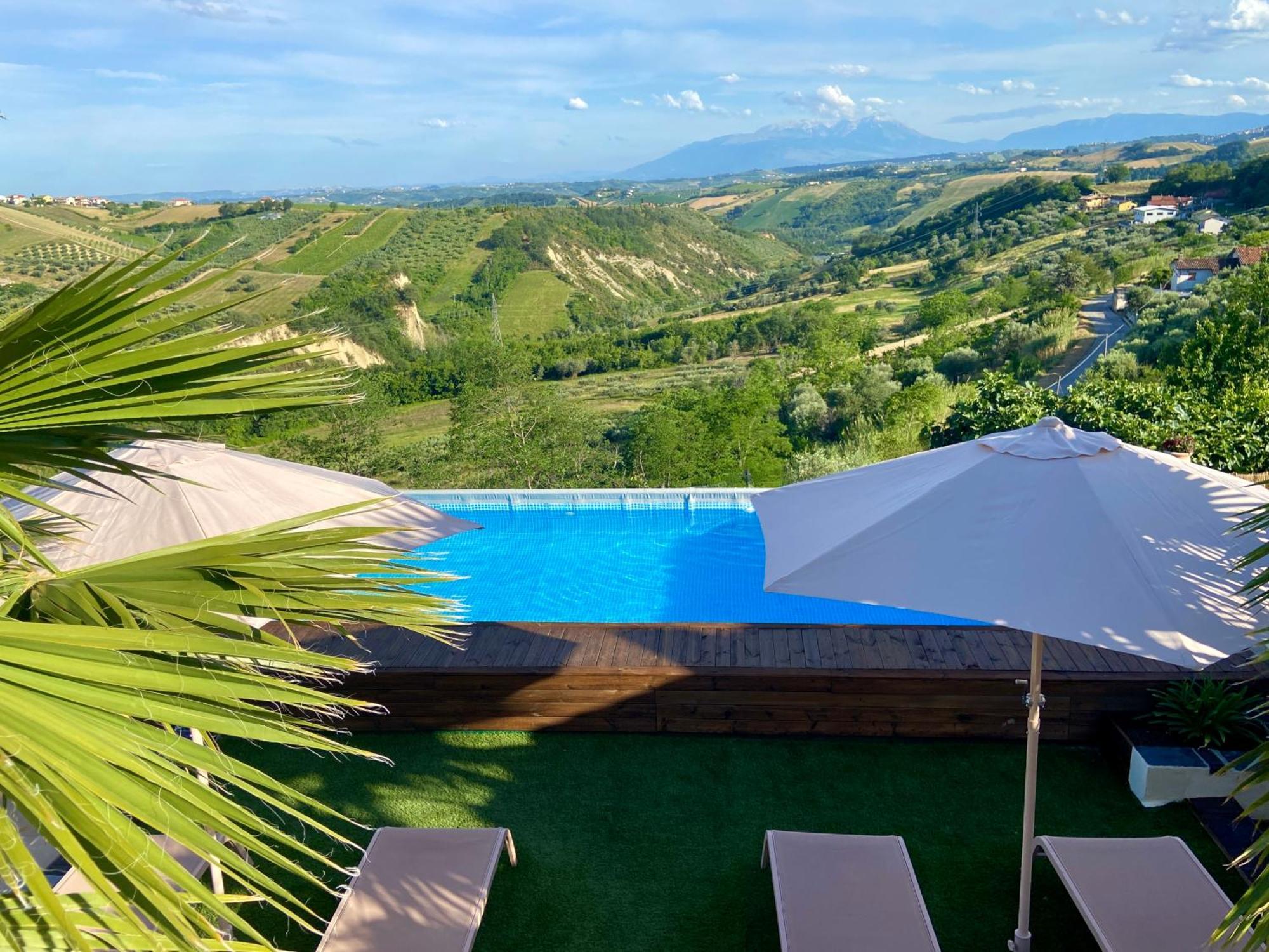 Bed And Adventure Tramontana Resort - Camera Vista Castilenti Eksteriør billede